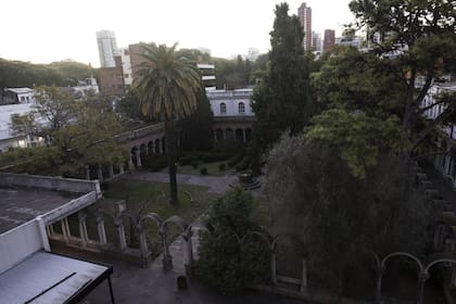 La primera adquisición de los benedictinos fue la quinta de los Anchorena, ubicada sobre la calle Maure, donde restauraron la casona. Más tarde compraron el resto de la manzana a los descendientes de la familia Tornquist.