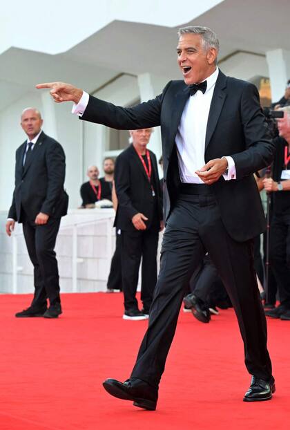 La primera alfombra roja del festival se desplegó con la premiere de Ink, el film de Danny Boyle que recrea la compra del periódico The Sun por parte del magnate Ruper Murdoch. Allí, Clooney bromeó con los fotógrafos mostrando su gran relación con la prensa