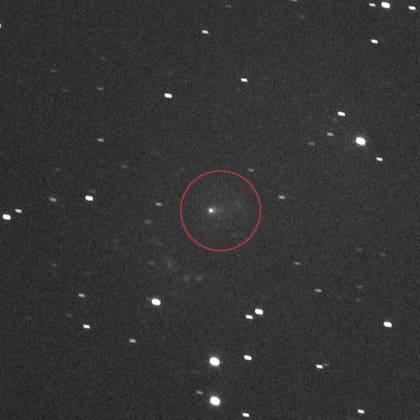 La primera anomalía visual mostró una anti-cola orientada hacia el Sol compuesta por una inusual aleación de níquel