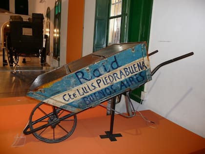 La primera carretilla de Larregui, donada por su dueño. Está expuesta en el complejo museográfico Udaondo de Luján.