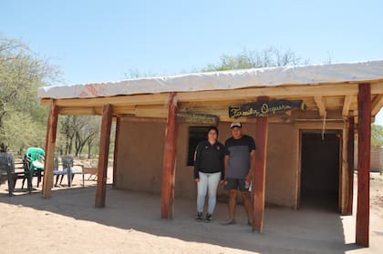 La primera casa ya es habitada por una pareja, Enzo y María, y su hijo Santino