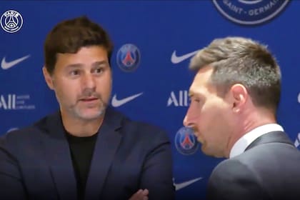 La primera charla: Pochettino y Messi, segundos antes de la firma del contrato en la sede de PSG.
