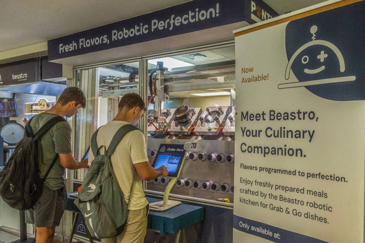 La primera cocina robotizada de Estados Unidos que se utiliza en un entorno universitario está en la FIU