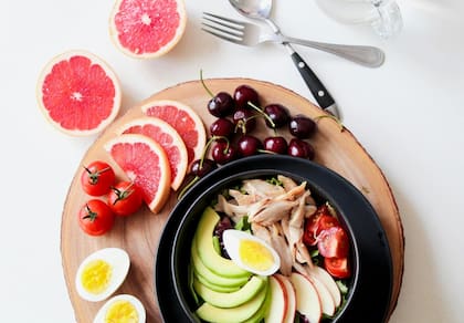 La primera comida del día debe contener frutas o verduras según los especialistas (imagen ilustrativas)