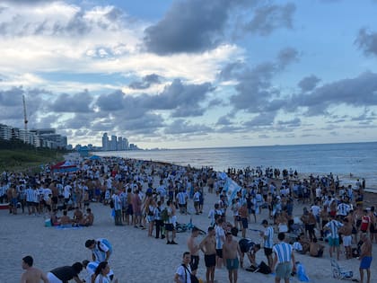La primera convocatoria arrancó después del mediodía en un parque de la zona de la calle 85 y Collins, cerca de la playa