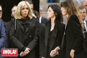 La primera dama acompañó a la familia de la artista en la despedida. Visiblemente conmovidas y de la mano, las hijas de Birkin, Charlotte -fruto de su amor con Serge Gainsbourg- y Lou -de su matrimonio con el director de cine Jacques Doillon-, antes de entrar a la iglesia Saint Roch de París.