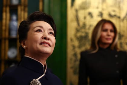 La primera dama china, Peng Liyuan, y la primera dama estadounidense, Melania Trump, durante una visita al Museo Nacional de Arte Asiático del Smithsonian