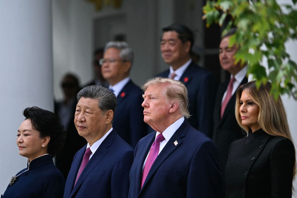La primera dama de China, Peng Liyuan; el presidente chino, Xi Jinping; el presidente de Estados Unidos, Donald Trump; y la primera dama estadounidense, Melania Trump, durante una revista militar en el Jardín de Rosas de la Casa Blanca