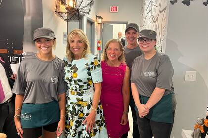 La primera dama de Estados Unidos, Jill Biden, posa junto a la congresista por Florida, Debbie Wasserman Schultz, en Helena’s Coffee, una cafetería propiedad de dos argentinos en Fort Lauderdale