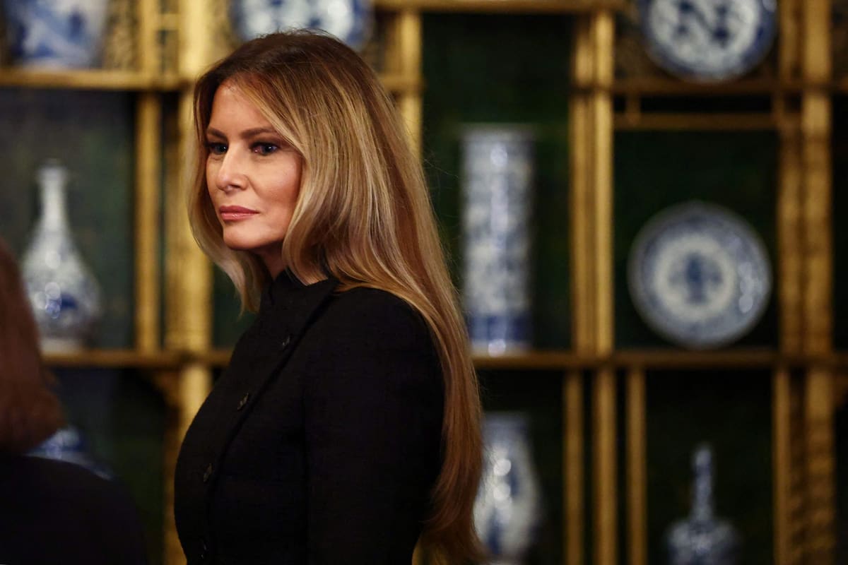 La primera dama de Estados Unidos, Melania Trump, durante una visita al Museo Nacional de Arte Asiático del Smithsonian junto a la primera dama de China, Peng Liyuan, en Washington D. C., el 24 de septiembre de 2026