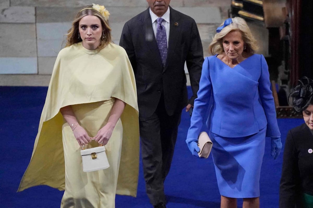 La primera dama de los Estados Unidos, Jill Biden, y su nieta, Finnegan Biden, llegan a la Abadía de Westminster en el centro de Londres, el 6 de mayo de 2023, antes de la coronación de los reyes Carlos III y Camilla de Reino Unido (Foto de Andrew Matthews / PISCINA / AFP)