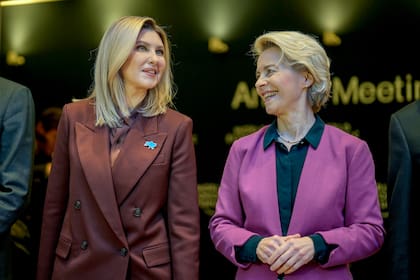 La primera dama de Ucrania, Olena Zelenska (izquierda), y la presidenta de la Comisión Europea, Ursula von der Leyen, durante una sesión del Foro de Davos, en Suiza, el 17 de enero de 2023. (AP Foto/Markus Schreiber)
