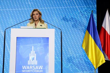 La primera dama de Ucrania, Olena Zelenska, pronuncia un discurso durante el Foro de Seguridad de Varsovia, en Polonia, el martes 4 de octubre de 2022. (AP Foto/Michal Dyjuk)