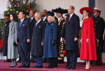 La primera dama del país asiático, su marido, el presidente Yoon Suk Yeol, y los reyes Carlos y Camilla. La Reina llevó un sombrero de Philip Treacy y un saco de Anna Valentine. El broche de zafiros y diamantes perteneció a la reina Mary.