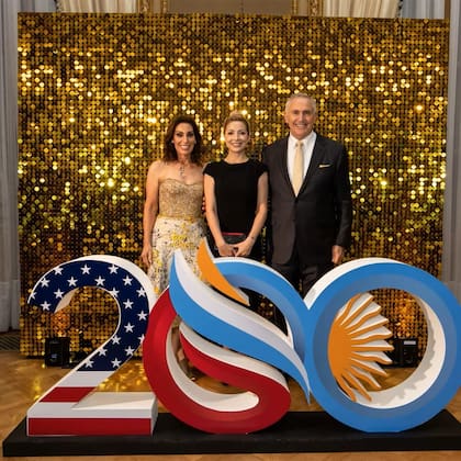 La primera dama Fabiola Yañez junto al embajador Marc Stanley y su esposa, Wendy