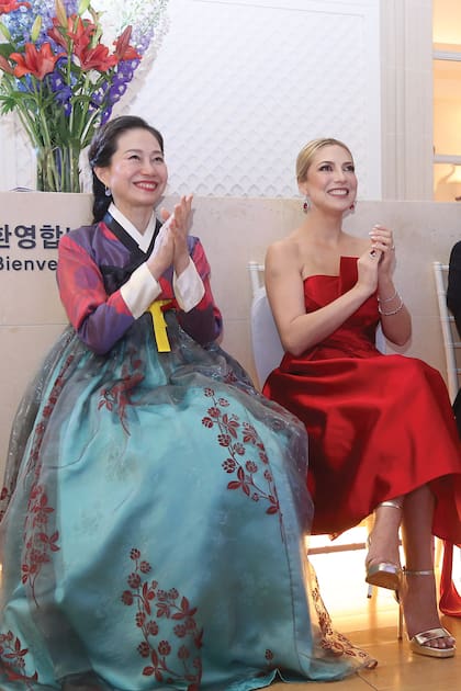 La primera dama junto a la directora del Centro Cultural Coreano y agregada cultural de la Embajada de la República de Corea, Bowha Han.