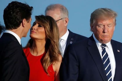 La primera dama Melania Trump besa al primer ministro de Canadá, Justin Trudeau, junto al presidente de EEUU, Donald Trump, durante la cumbre del G-7