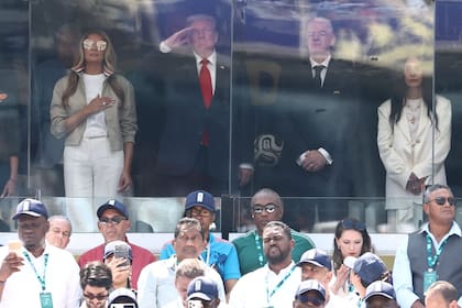 La primera dama Melania Trump, el presidente de los EE. UU. Donald Trump y el presidente de la FIFA Gianni Infantino y su mujer Leena Al Ashqar