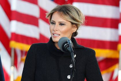 La primera dama Melania Trump se dirige a un pequeño grupo de simpatizantes desde la Base Andrews de la Fuerza Aérea, el 20 de enero de 2021, en Maryland. (AP Foto/Luis M. Alvarez, Archivo)