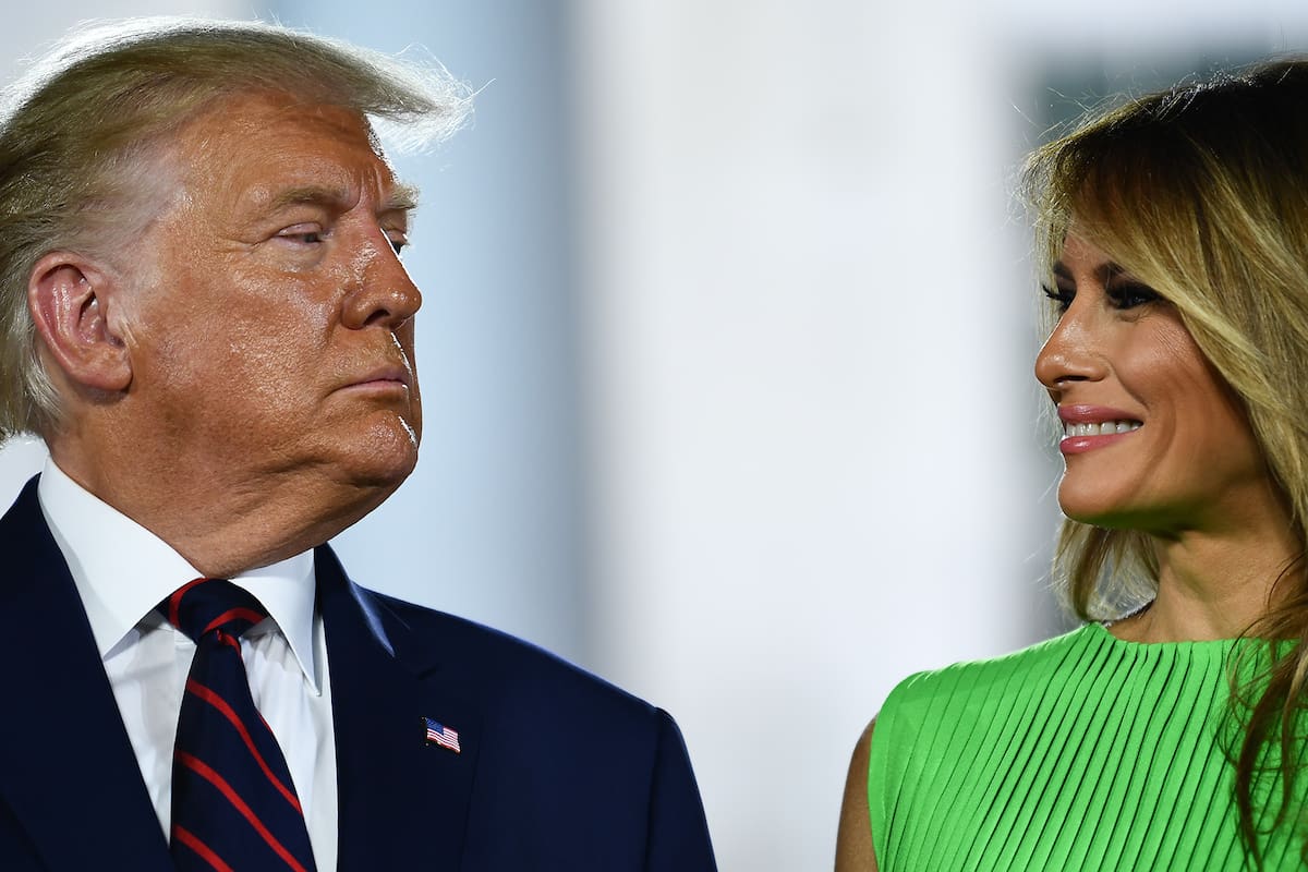 La primera dama saliente de Estados Unidos, Melania Trump, sonríe al presidente saliente de Estados Unidos, Donald Trump, al concluir el último día de la Convención Nacional Republicana desde el jardín sur de la Casa Blanca el 27 de agosto de 2020 en Washington, DC