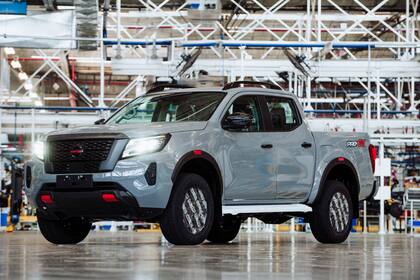 La primera de las nuevas Nissan Frontier sale de la línea de producción en Córdoba