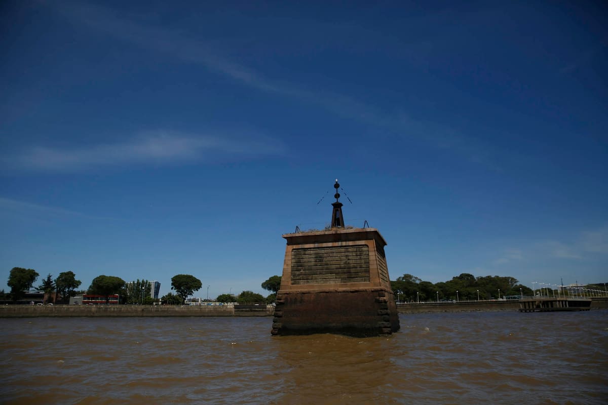 La primera de las tres casitas en el río que alimentó la planta potabilizadora de Palermo con agua del Río de la Plata