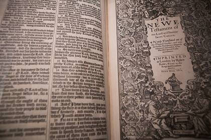 La primera edición de la Biblia rey James I, de 1611, se exhibe en el Museo de la Biblia de Dunham