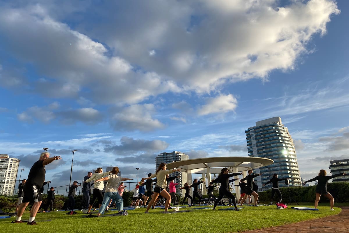 La primera edición del Club de las 5 AM, en Punta del Este, con yoga en la terraza del Enjoy para coronar la mañana