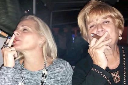 La primera esposa de Alejandro Castro Espín, hijo de Raúl Castro, Marietta Calis, junto a su madre en La Habana