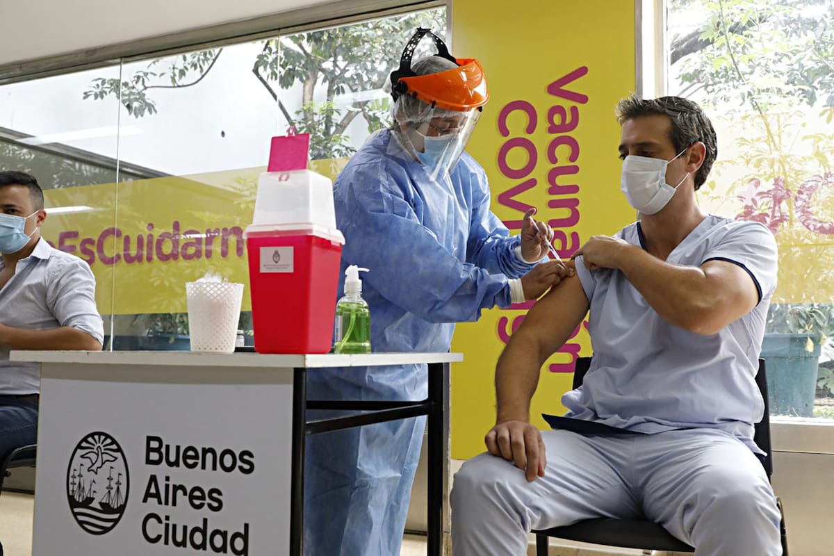 La primera etapa de la campaña de vacunación porteña alcanzó a los trabajadores de la Salud; el lunes próximo, comenzará la inoculación a los mayores de 80 años, que se estima que son alrededor de 150.000