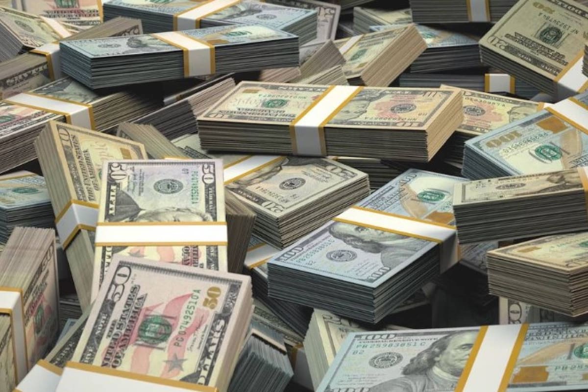 La primera etapa del blanqueo arranca desde las cero horas de mañana hasta el 30 de septiembre próximo, y se abona una alícuota del 5% sobre el excedente de US$100.000; la segunda, hasta el 31 de diciembre próximo, y la alícuota es del 10%, y la tercera, hasta el 31 de marzo de 2025, la alícuota asciende al 15%