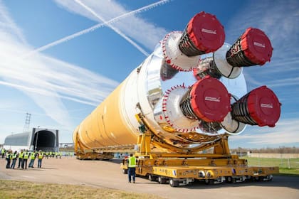 La primera etapa del cohete SLS salió de la fábrica en Nueva Orleans