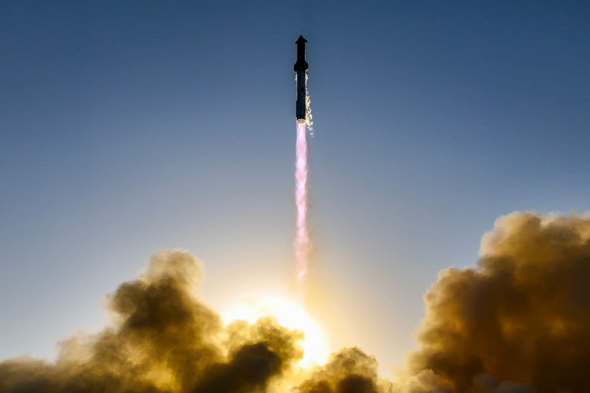 La primera fase de la octava prueba de Starship, propiedad de SpaceX, se completó con éxito; algo salió mal en la etapa superior