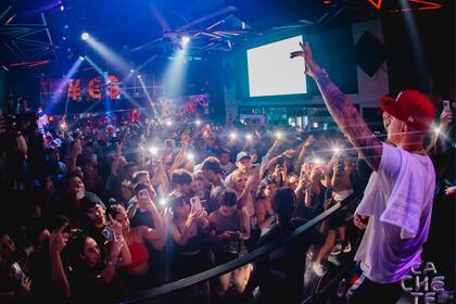 La primera fiesta fue en agosto del 2021 y solo acudieron 20 personas. Hoy atrae a más de 1000 cada domingo