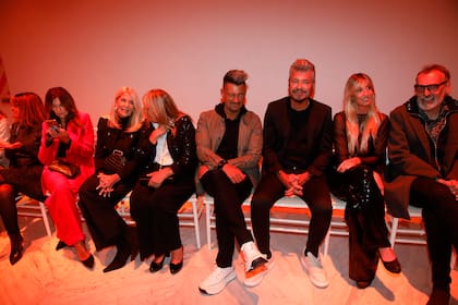 La primera fila en el desfile de Fabián Zitta: Andrea Frigerio, Evelyn Scheidl, Marcela Gotlib, "El Tirri", Marcelo Tinelli, Soledad Solaro y Benito Fernández