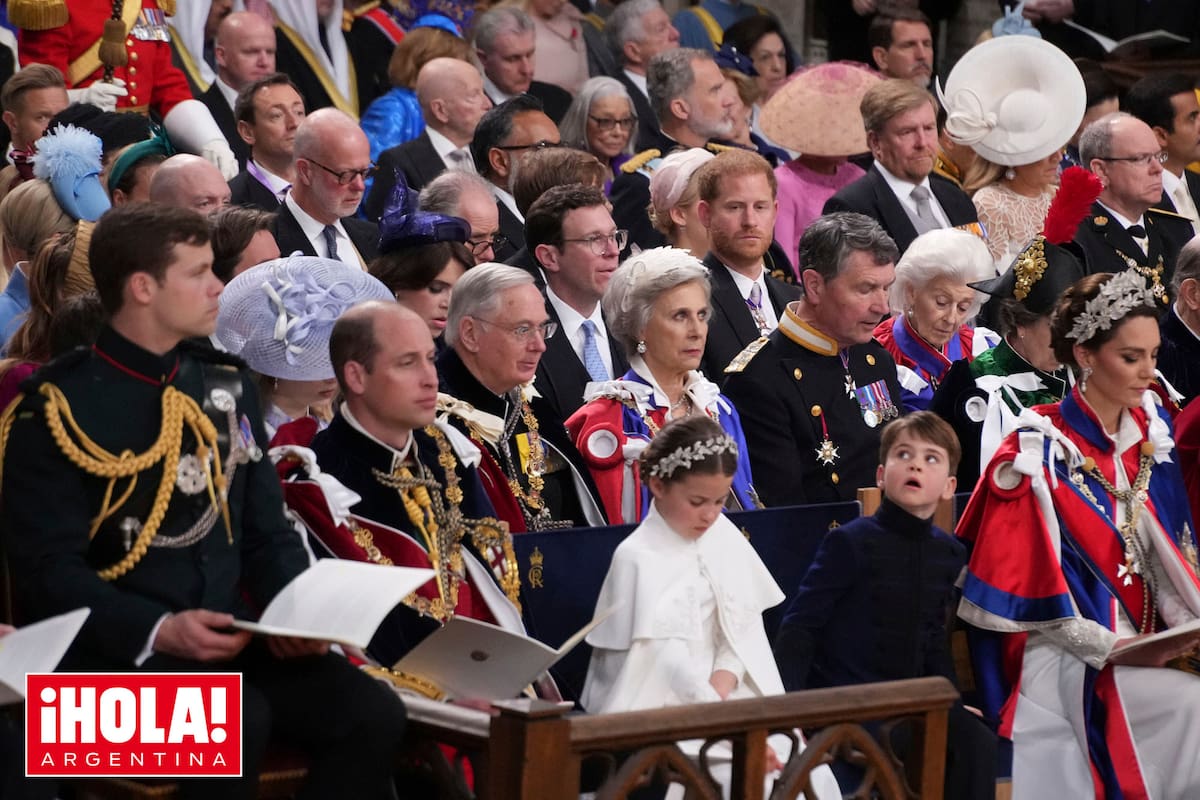 La primera fila en la abadía de Westminster: el príncipe William con sus hijos, Charlotte y Louis, y su mujer, la princesa Kate. Dos filas más atrás, su hermano Harry, que asistió sin su mujer, Meghan Markle.