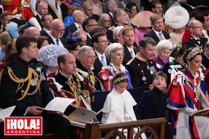 La primera fila en la abadía de Westminster: el príncipe William con sus hijos, Charlotte y Louis, y su mujer, la princesa Kate. Dos filas más atrás, su hermano Harry, que asistió sin su mujer, Meghan Markle.