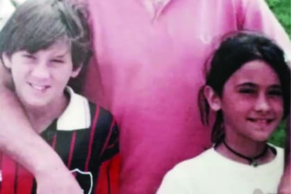 Leo, con la camiseta de Newells, y Antonela Roccuzzo, su actual esposa