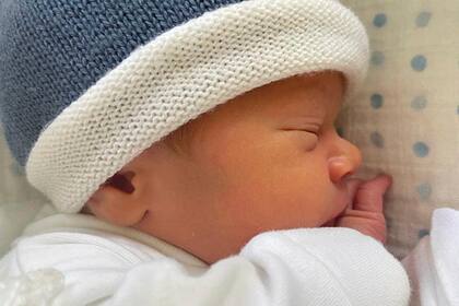La primera foto de Ernest George Ronnie Brooksbank, el segundo hijo de la princesa Eugenia de Inglaterra y su esposo Jack Brooksbank (Princess Eugenie/Buckingham Palace via AP)
