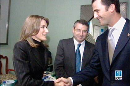 La primera foto de la pareja y la única antes del anuncio de su compromiso, cuando Felipe se acercó a saludar a los periodistas de Televisión Española durante la transmisión del Premio Príncipe de Asturias, en octubre de 2003.