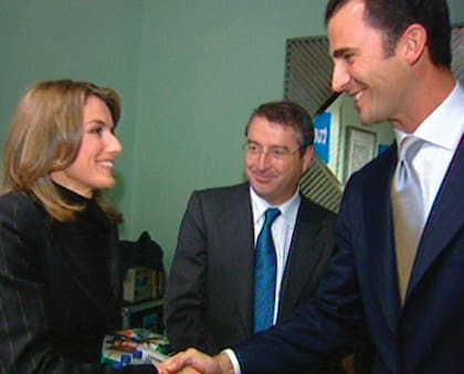 La primera foto de Letizia, entonces periodista, con Felipe, hace veinte años.