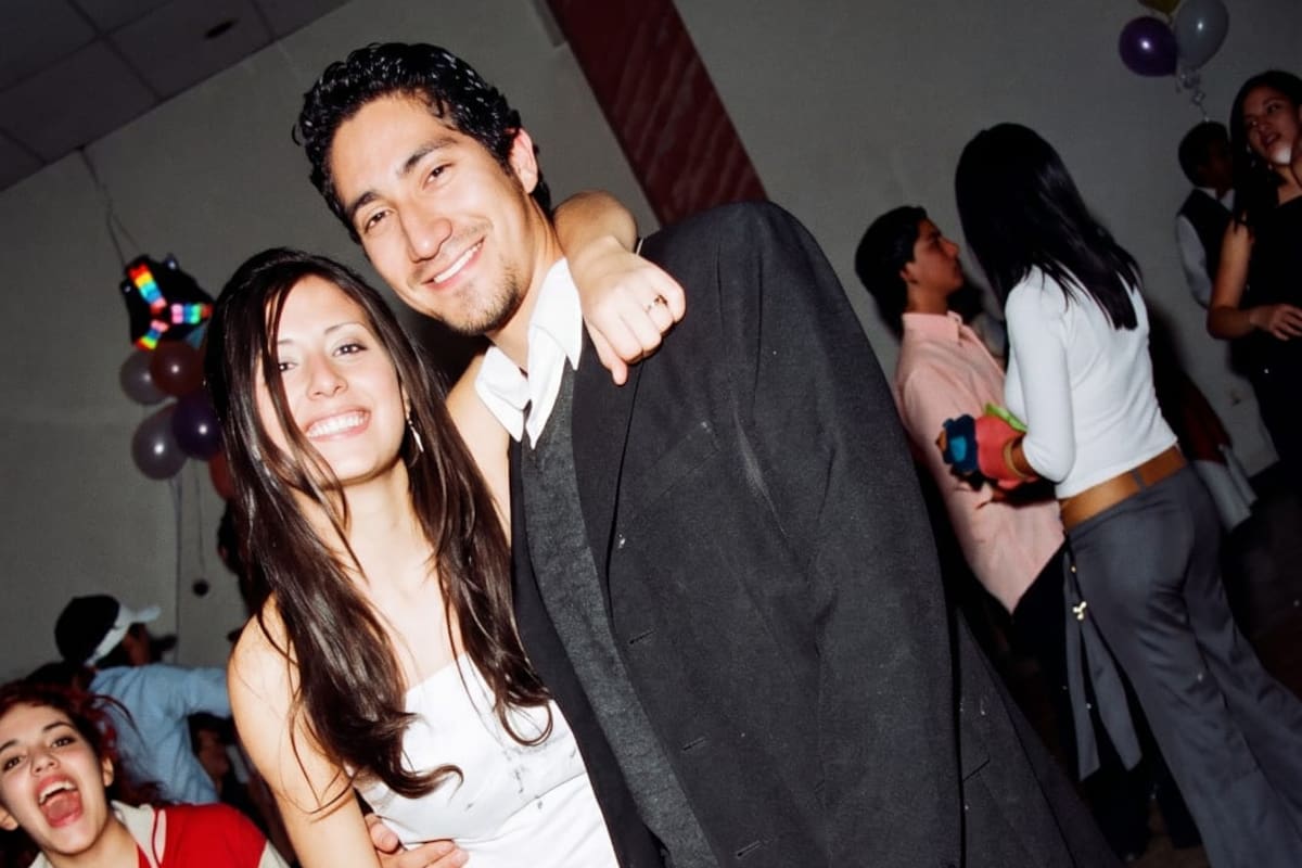 La primera foto de Yesica y Lucas; fue en el 15 de ella, él dejó un rato la cámara y la invitó a bailar el vals, era mayo de 2025