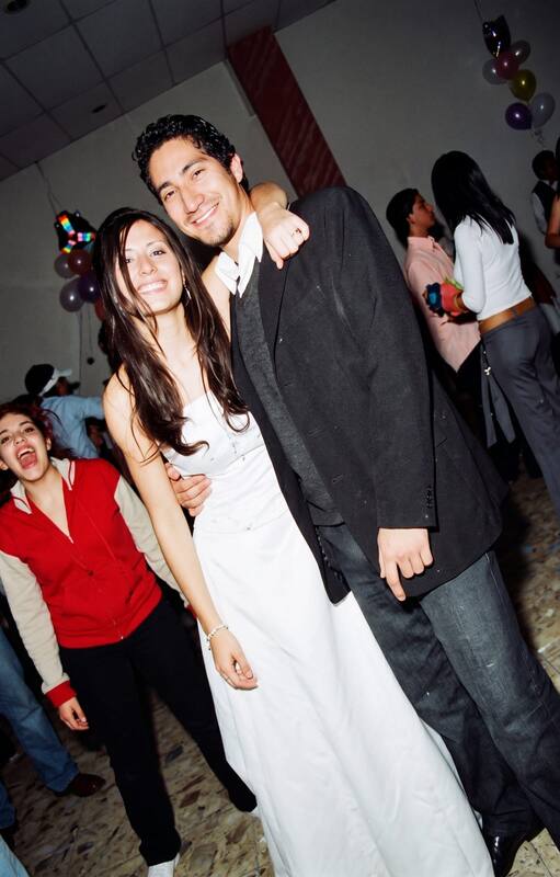 La primera foto de Yesica y Lucas; fue en el 15 de ella, él dejó un rato la cámara y la invitó a bailar el vals, era mayo de 2025