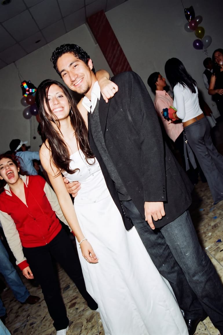 La primera foto de Yesica y Lucas; fue en el 15 de ella, él dejó un rato la cámara y la invitó a bailar el vals, era mayo de 2025