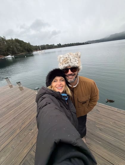 La primera foto que publicó Brenda Gandini sirvió para mostrar el inicio del viaje: los dos sonriendo a la cámara sobre el muelle de madera del hotel (Foto: Instagram/@brendagandiniok)