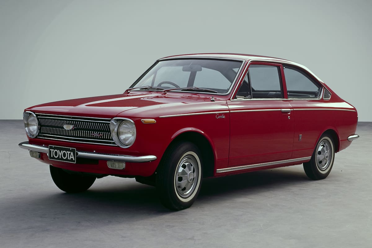 La primera generación del Toyota Corolla de 1966, el auto más vendido de la historia
