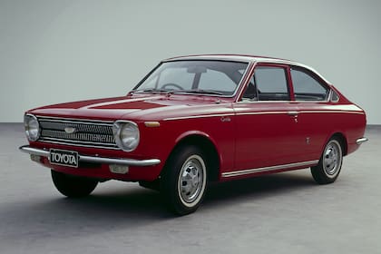 La primera generación del Toyota Corolla de 1966, el auto más vendido de la historia
