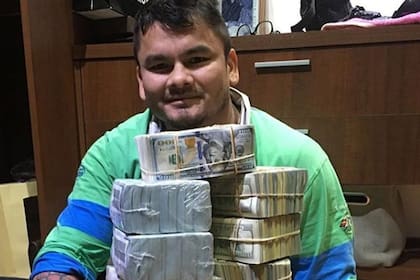 La primera gran polémica: la foto con la pila de dólares a lo Mayweather