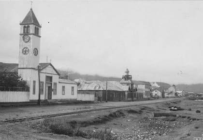 La primera iglesia de Ushuaia. A mitad de cuadra, la casa Beban en su emplazamiento original.
