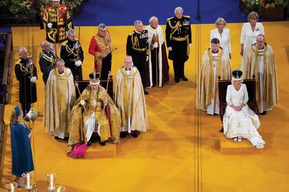 La primera imagen de Sus Majestades ya coronadas.